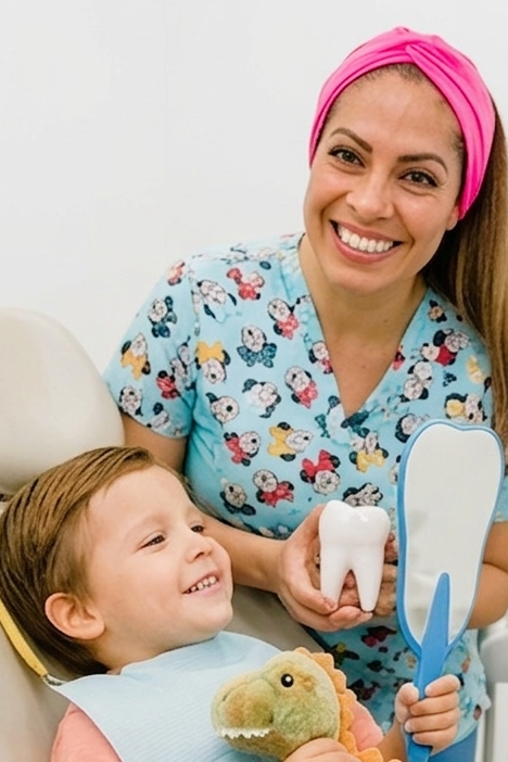 day-care-home-teacher-image-3 odontopediatra con niño